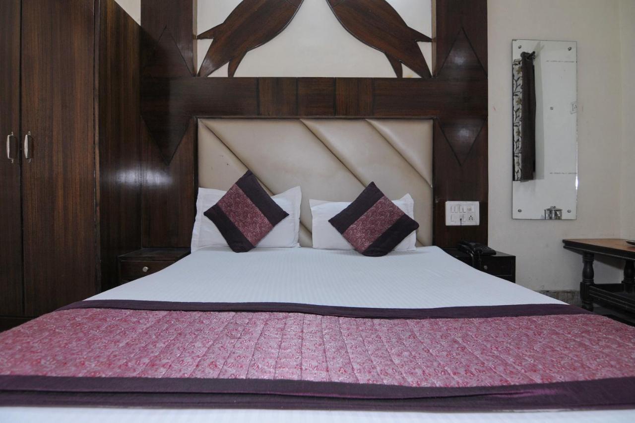 Oyo 6124 Lord Krishna Dx Inn Нью-Дели Экстерьер фото