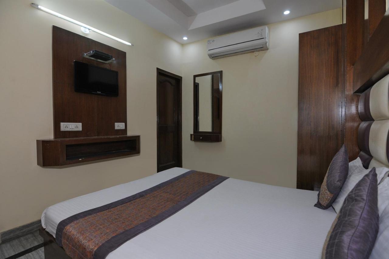 Oyo 6124 Lord Krishna Dx Inn Нью-Дели Экстерьер фото