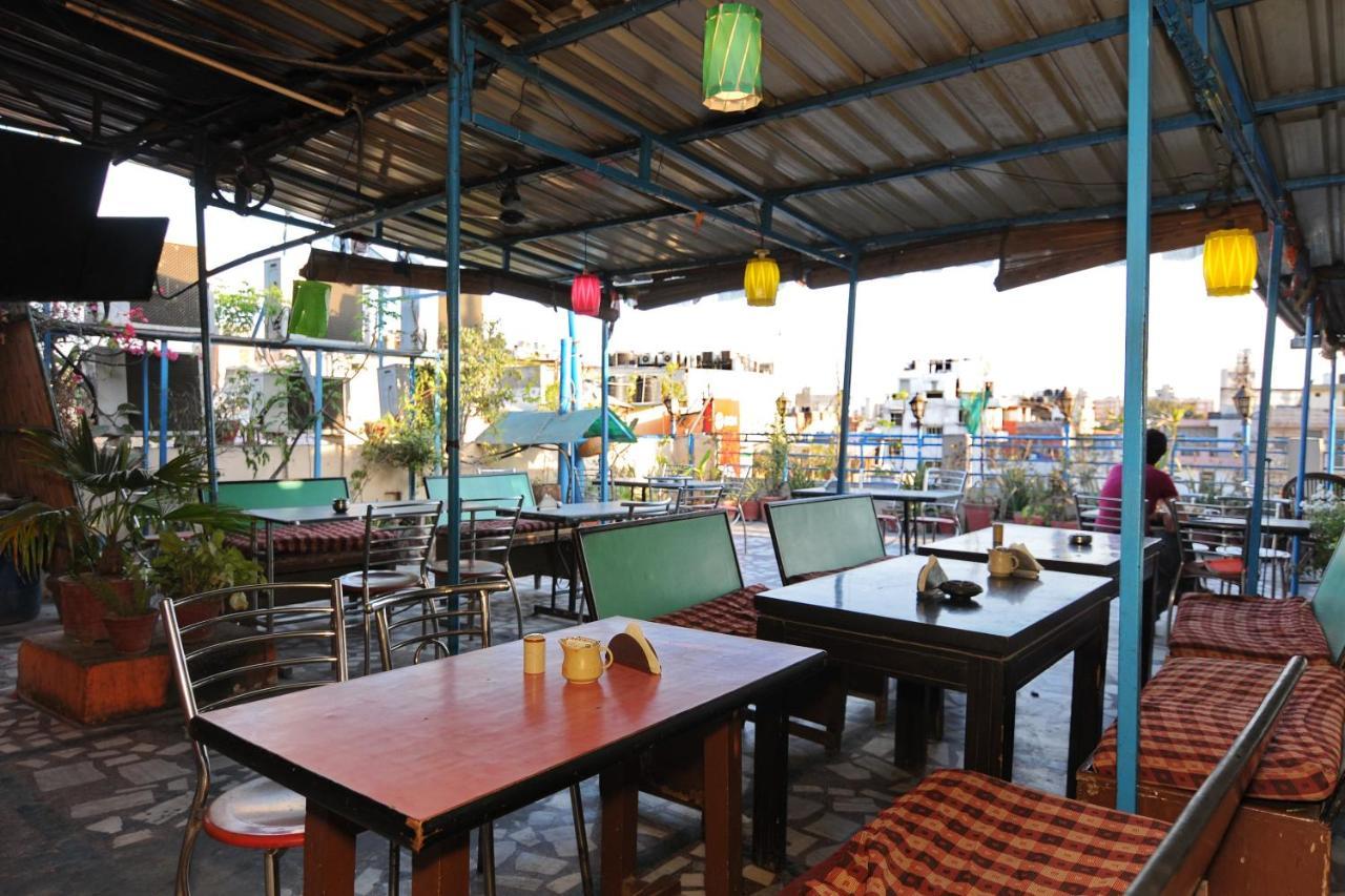 Oyo 6124 Lord Krishna Dx Inn Нью-Дели Экстерьер фото