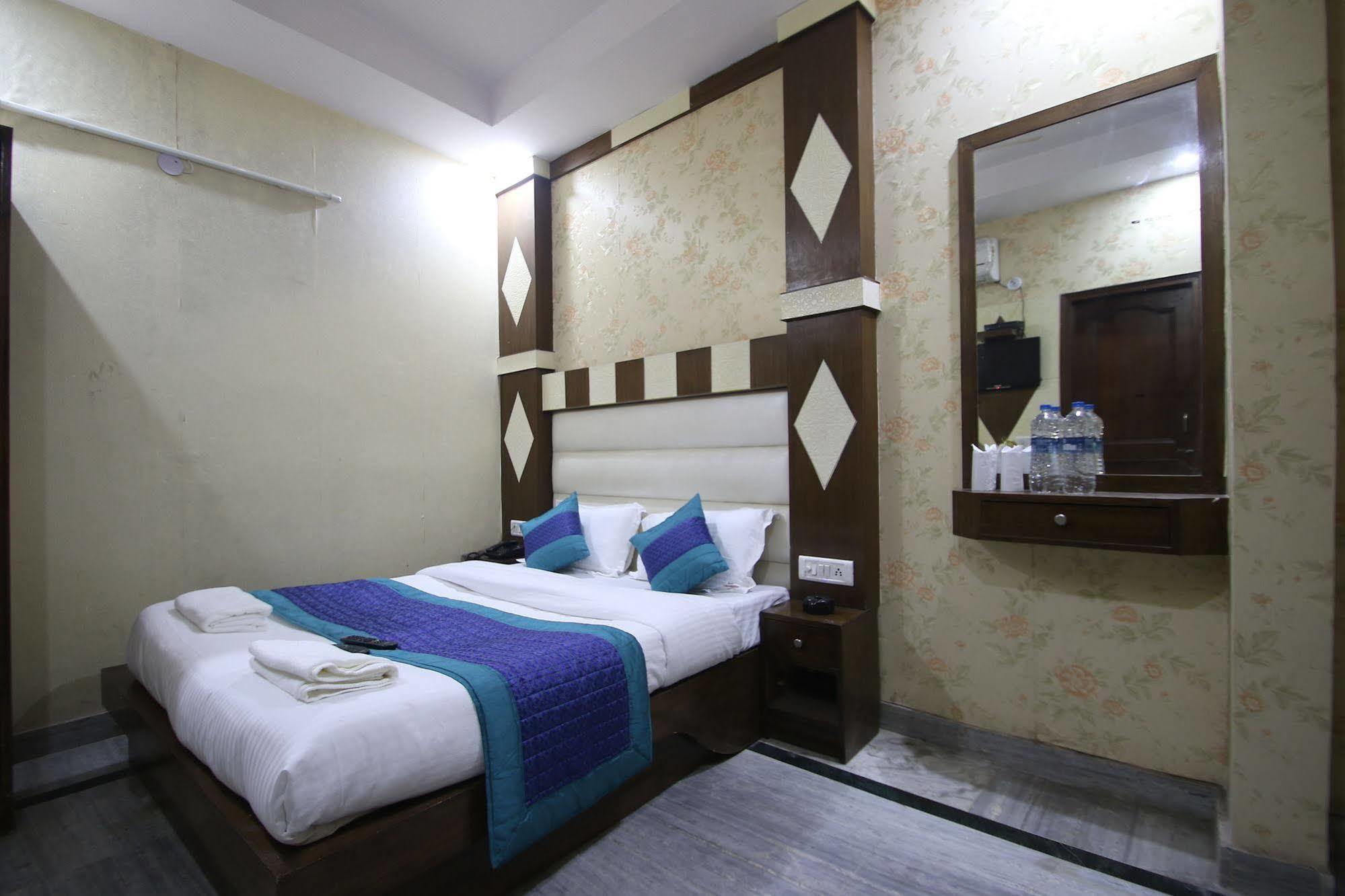 Oyo 6124 Lord Krishna Dx Inn Нью-Дели Экстерьер фото